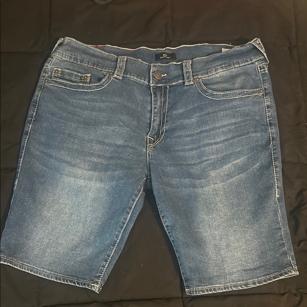 Blue Jean Shorts with Frayed Hem and Classic Design